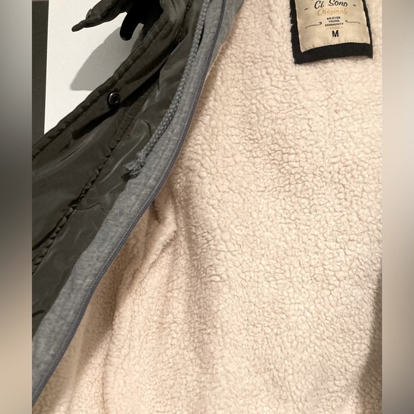 Ci Sono sleeveless olive green hooded puffer coat with pockets | zipper placket - Picture 6 of 6